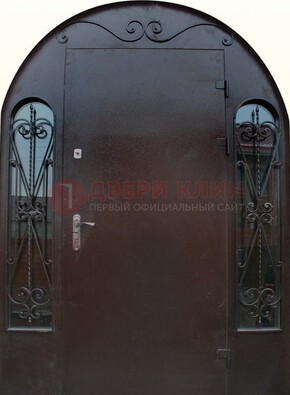 Арочная дверь со стеклом и ковкой ДА-16 под старину в Тольятти