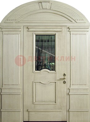 Белая входная дверь массив со стеклом и ковкой ДА-49 в Перми