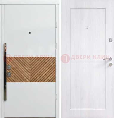 Белая железная дверь МДФ горизонтальной вставкой ДМ-265 в Перми