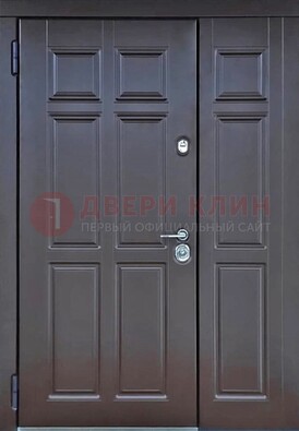 Тёмная двухстворчатая входная дверь для коттеджа с МДФ ДМ-533 в Перми