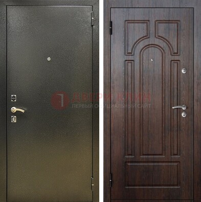 Железная темно-серая дверь с порошковым напылением и МДФ Тисненый орех ДП-275 в Перми