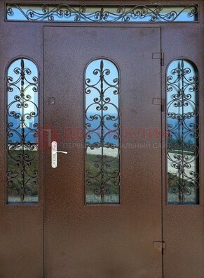 Железная парадная дверь со стеклом и ковкой ДПР-16 для общественных зданий в Перми