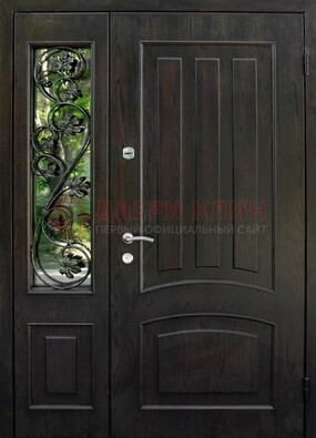 Парадная дверь со стеклянными вставками и ковкой ДПР-31 в кирпичный дом в Перми