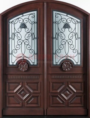 Арочная коричневая парадная дверь ДПР-66 в Перми