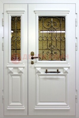 Белая парадная металлическая дверь со стеклом и ковкой ДПР-83 в Перми