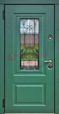 Зеленая металлическая дверь со стеклом и ковкой ДСК-113 в Перми