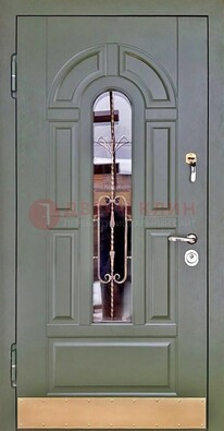 Уличная дверь со стеклом и ковкой в зеленом цвете ДСК-121 в Перми