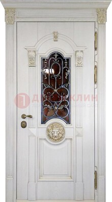Белая железная дверь со стеклом и ковкой для кирпичного дома ДСК-155 в Перми