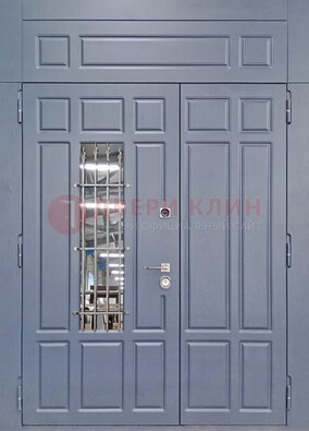 Серая двухстворчатая дверь Винорит со стеклом и ковкой ДСК-234 RAL 7024 в Перми