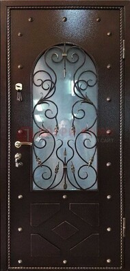 Влагостойкая дверь со стеклом и ковкой с декором ДСК-37 в Перми