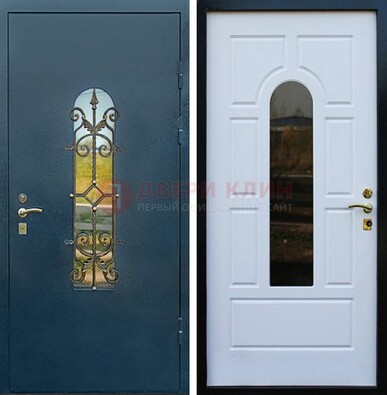 Входная дверь Дверь со стеклом и ковкой ДСК-71 для кирпичного дома в Перми