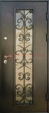 Входная дверь Дверь со стеклом и ковкой черного цвета ДСК-76 для веранды в Перми
