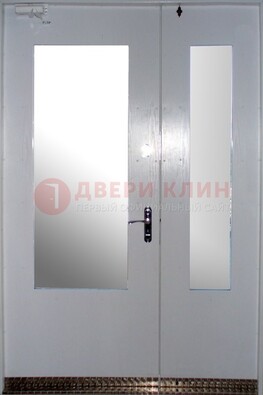 Белая  тамбурная дверь со стеклянными вставками ДТМ-18 в Перми