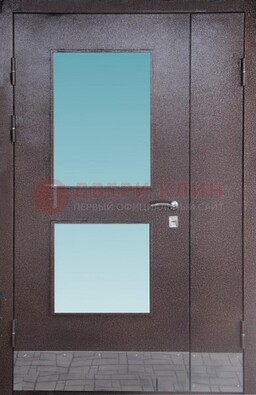 Коричневая тамбурная дверь со стеклянными вставками ДТМ-21 в Перми