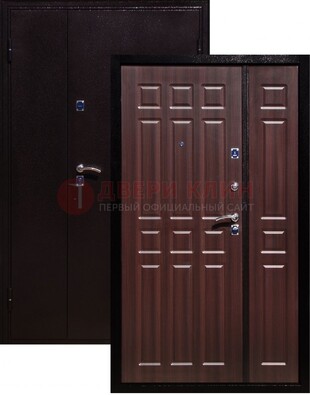 Коричневая металлическая тамбурная дверь ДТМ-24 в Перми