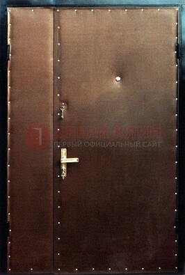 Коричневая тамбурная дверь с оформлением ДТМ-40 в Перми