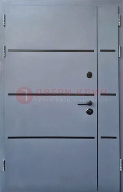 Серая металлическая тамбурная дверь с молдингами ДТМ-42 в Перми
