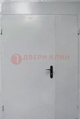 Белая металлическая тамбурная дверь ДТМ-5 в Перми