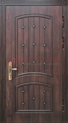 Коричневая уличная дверь с виноритом для дома ДВТ-235 в Перми
