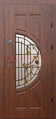 Стальная коричневая дверь с виноритом и ковкой ДВТ-82 в Перми