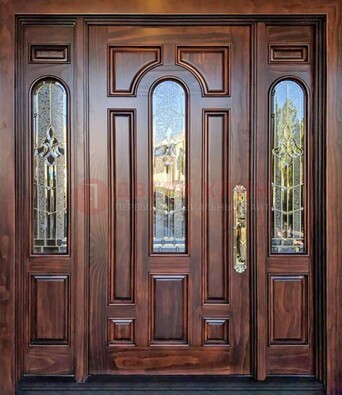 Железная классическая дверь с массивом дуба и витражом ВЖ-18 в Перми