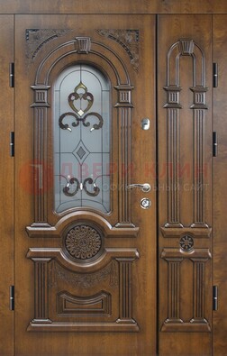 Коричневая двухстворчатая железная дверь с МДФ и витражом ВЖ-32 в Перми